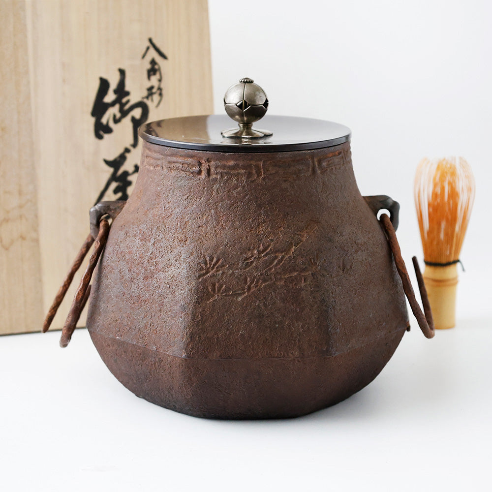 八角形 御釜 鉄釜 銅蓋銀摘 釜環付 茶釜 茶道具 鉄瓶 鉄釜 八角形 鉄釜 銅蓋銀摘 – EIKI Re:Finds