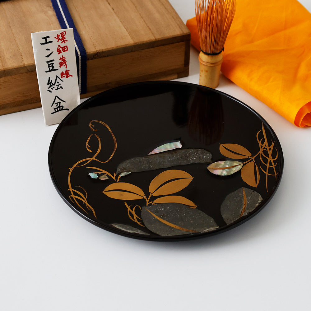 木製漆器 黒塗 螺鈿 エン豆 豌豆蒔絵皿 菓子皿 茶道具 螺钿金莳绘豌豆纹木制菓子皿带足黑漆工艺| EIKI Re:Finds