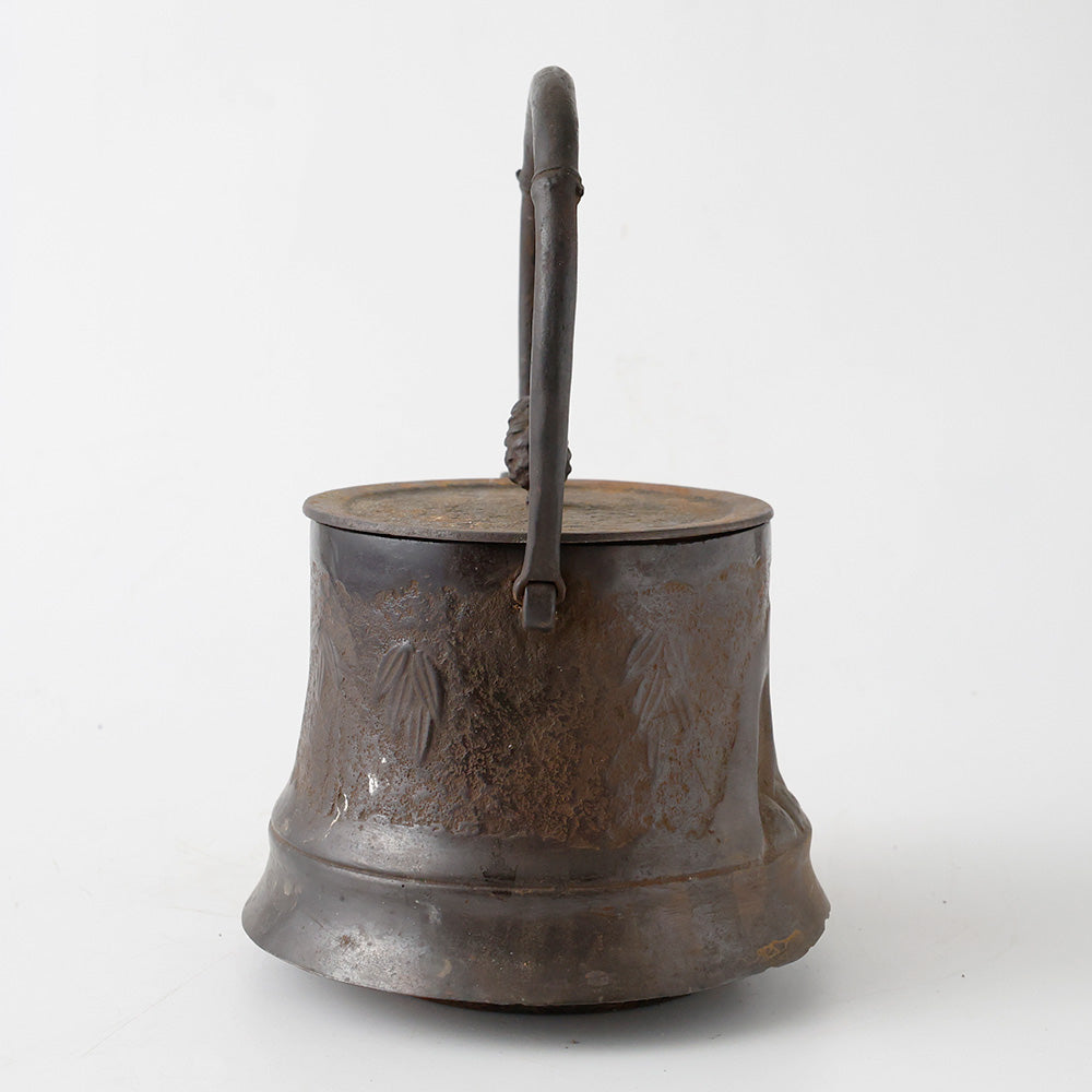 南部鉄瓶 大祐堂 松笠摘み 背面