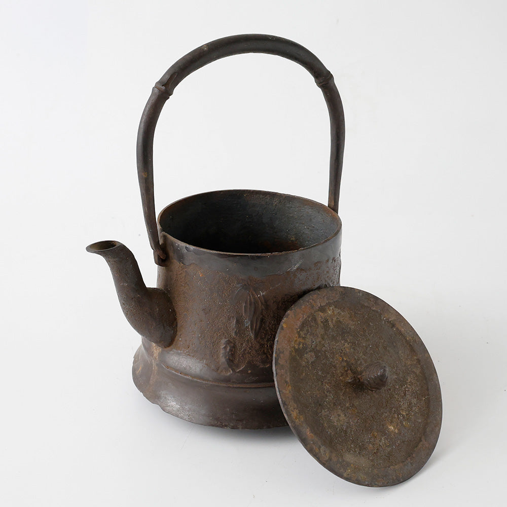 南部鉄瓶 大祐堂 松笠摘み 蓋を取った図