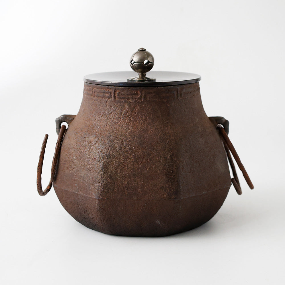 八角形 鉄釜 銅蓋銀摘 側面