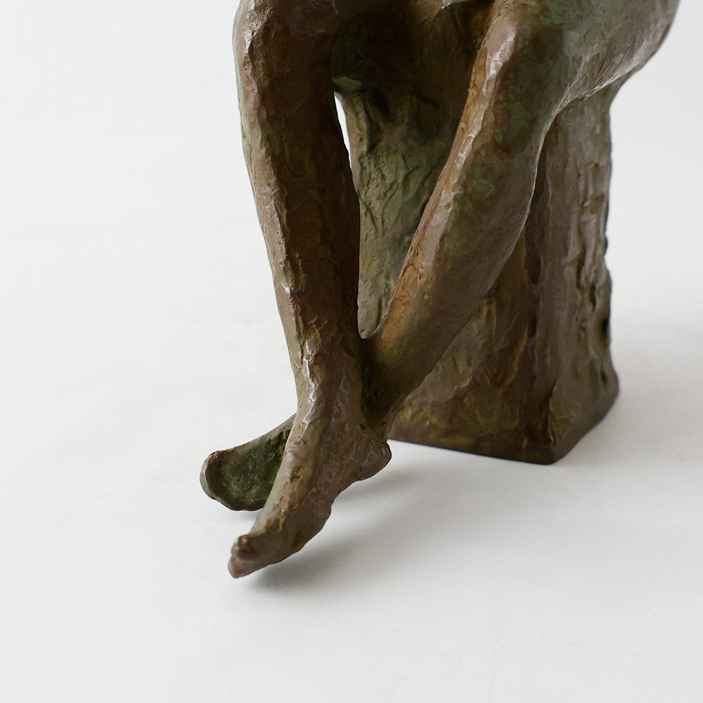 ブロンズ 少女像 板橋一歩 足