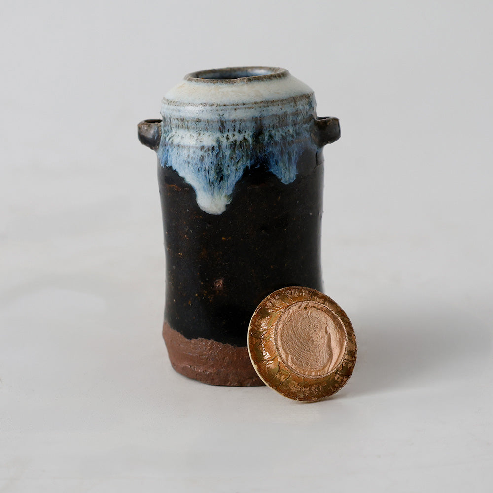 美濃焼 自然釉 耳付茶入 蓋を外した様子