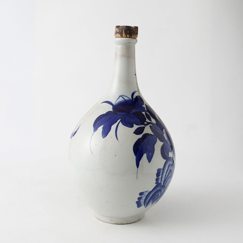 染付　酒瓶　花模様