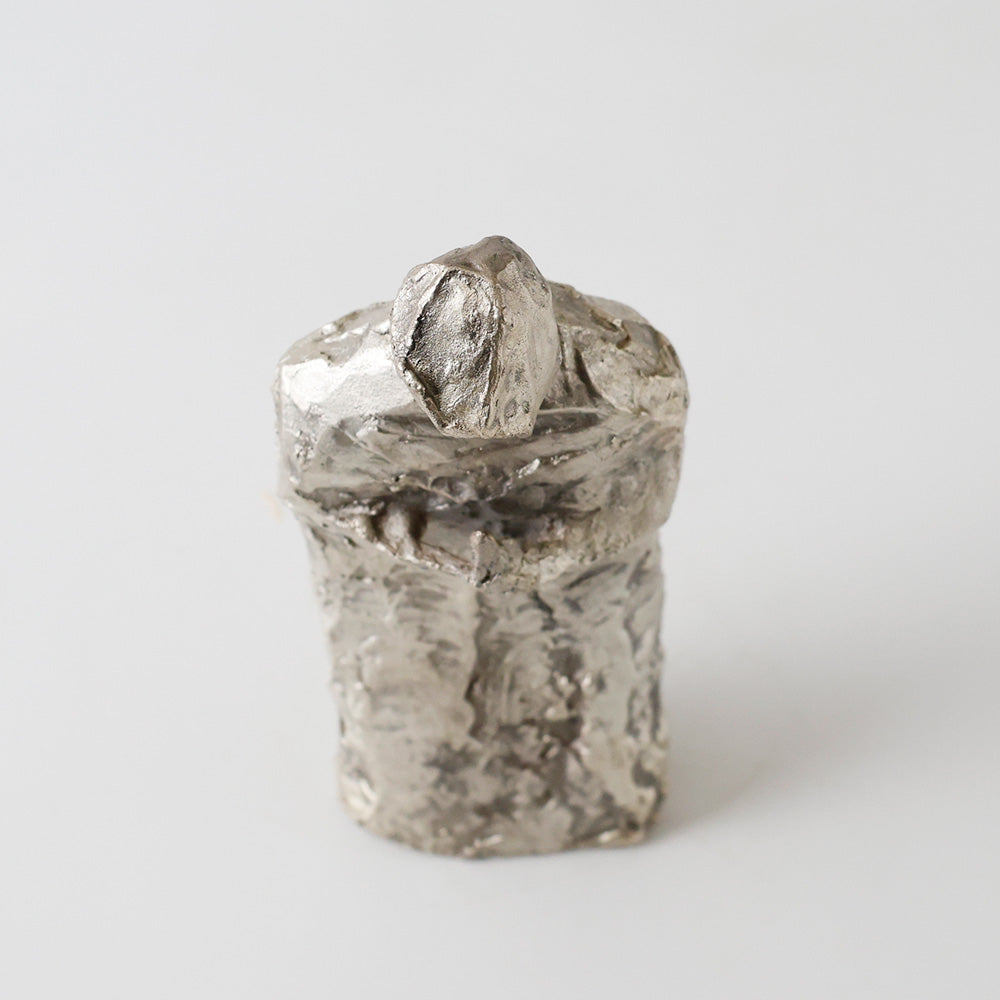 板橋一歩作 ブロンズ 祈る女性像 上から見た図