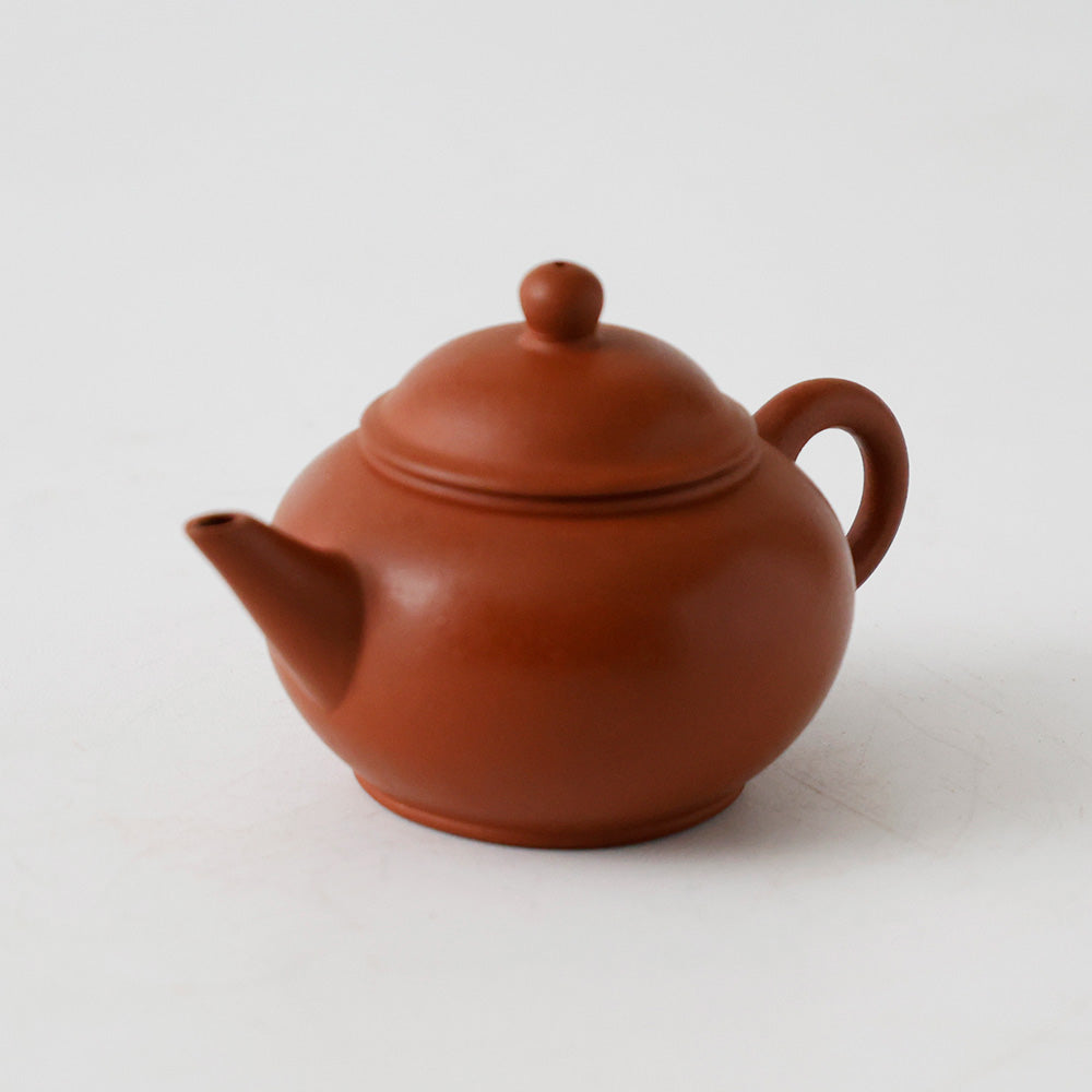 中国宜興 朱泥 砲口 急須 斜めからの構図