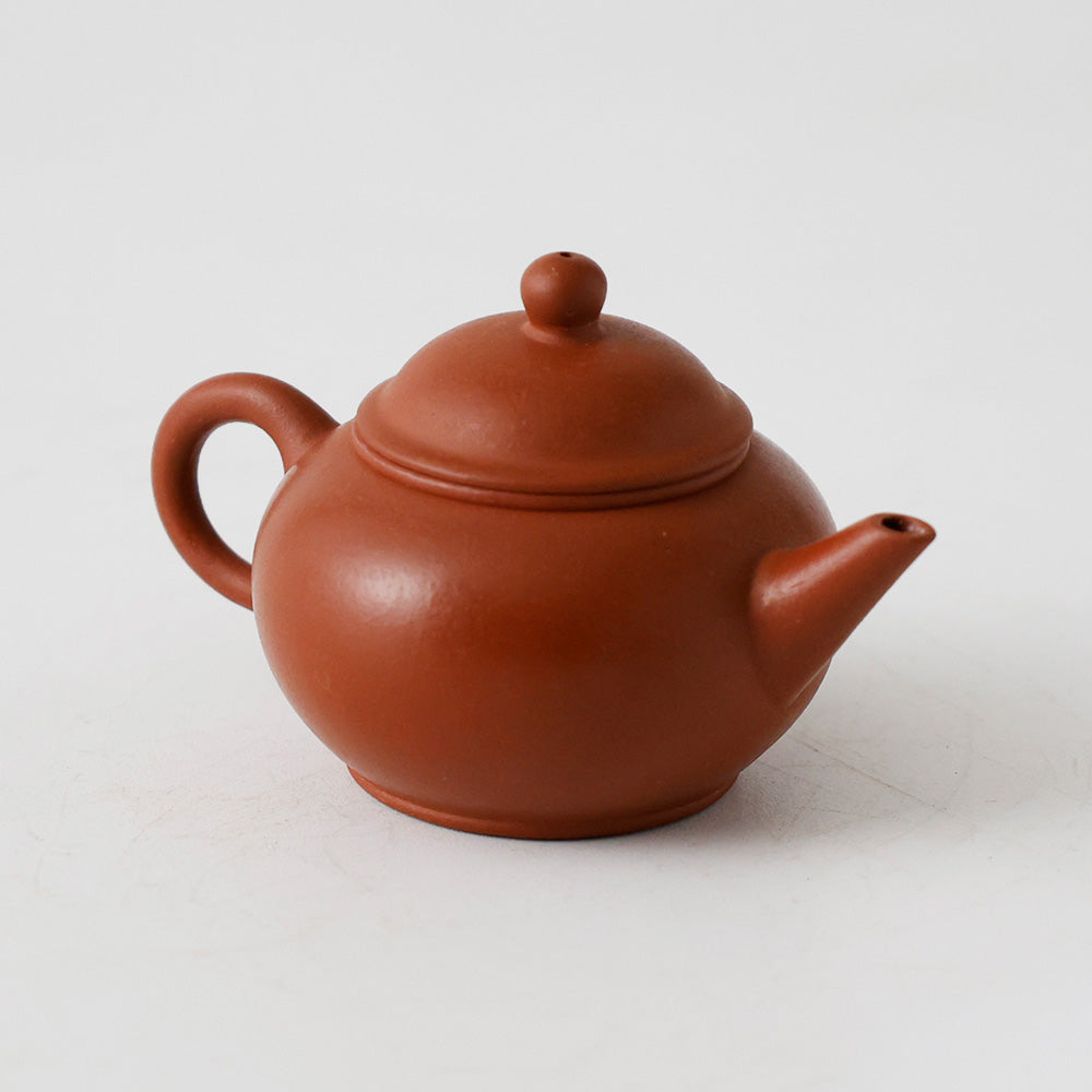 中国宜興 朱泥 砲口 急須 斜めからの構図