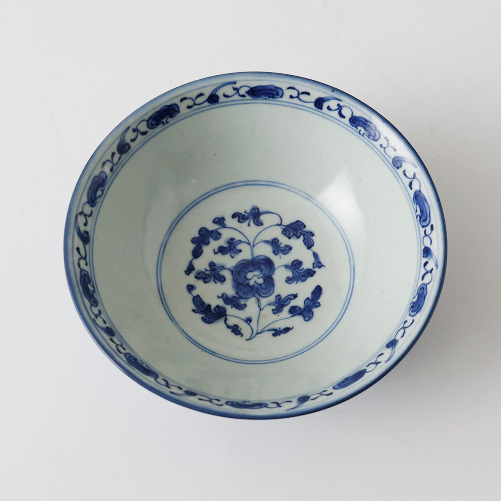 成化年製 古伊万里 中鉢 上から見た構図