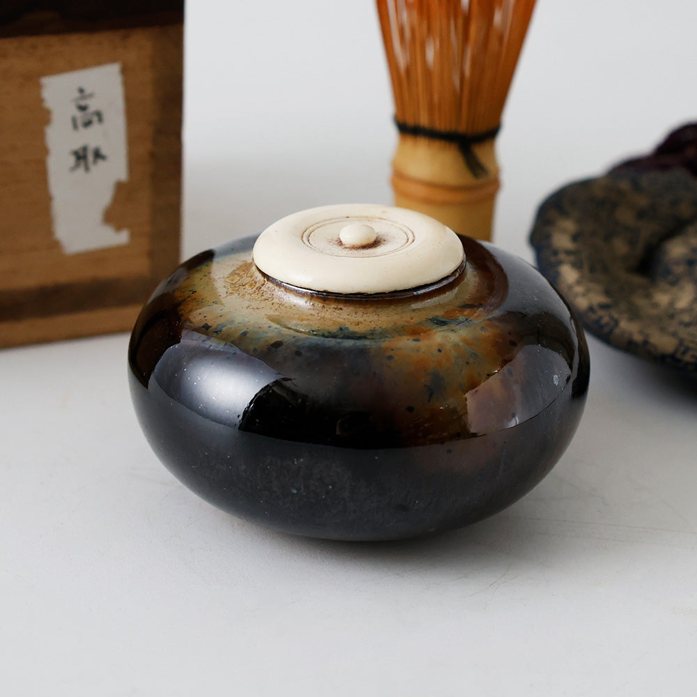 平安春峰造 高取茶入 仕覆付き – EIKI Re:Finds