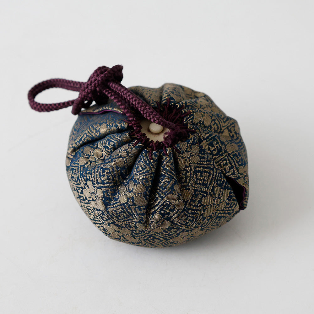 平安春峰造 高取茶入 仕覆で包んだ図