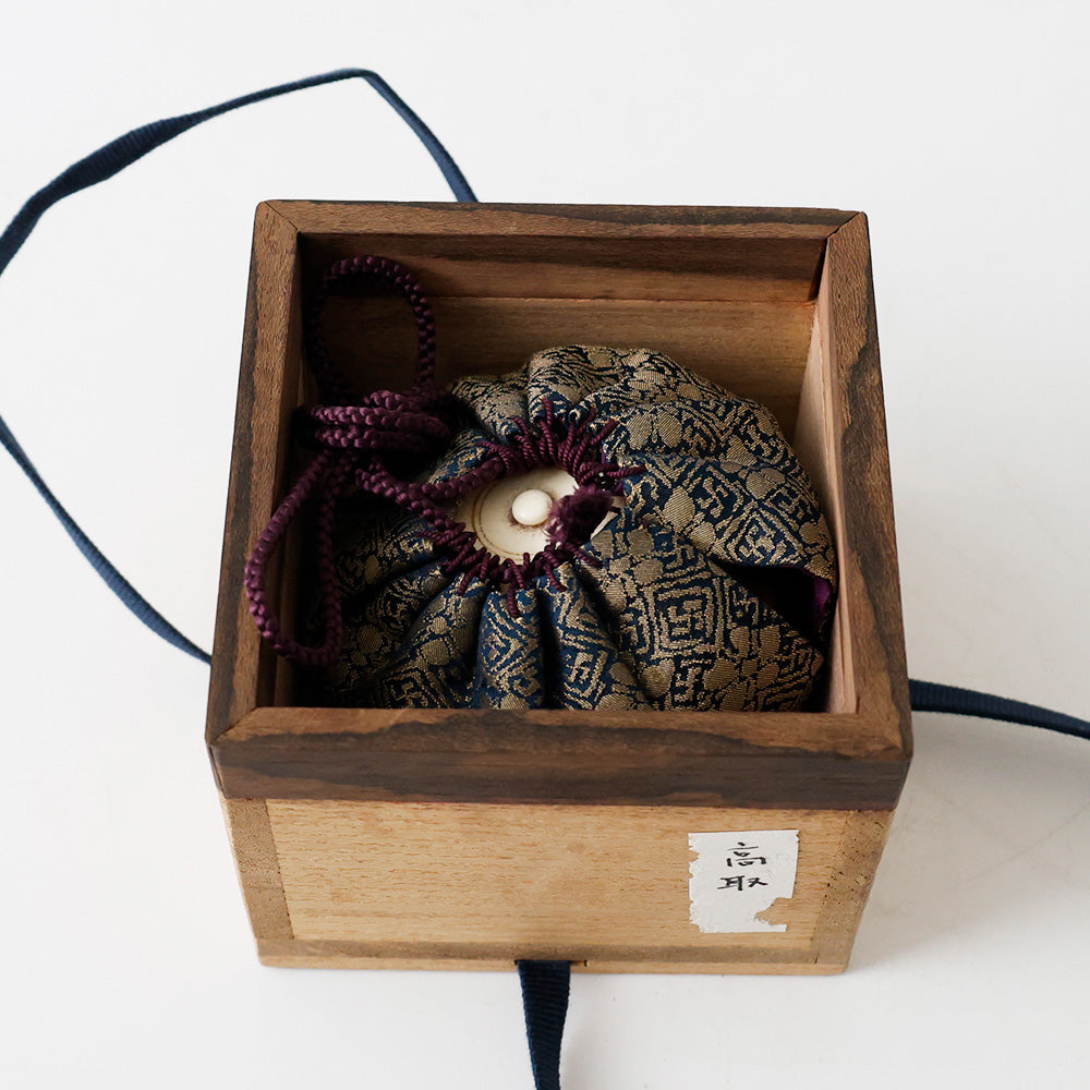 平安春峰造 高取茶入 箱に収まった図