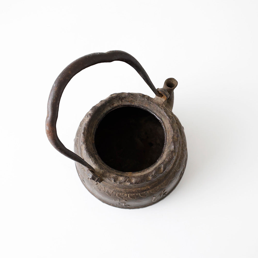 龍文堂造 鉄瓶 『山水清風』 上面