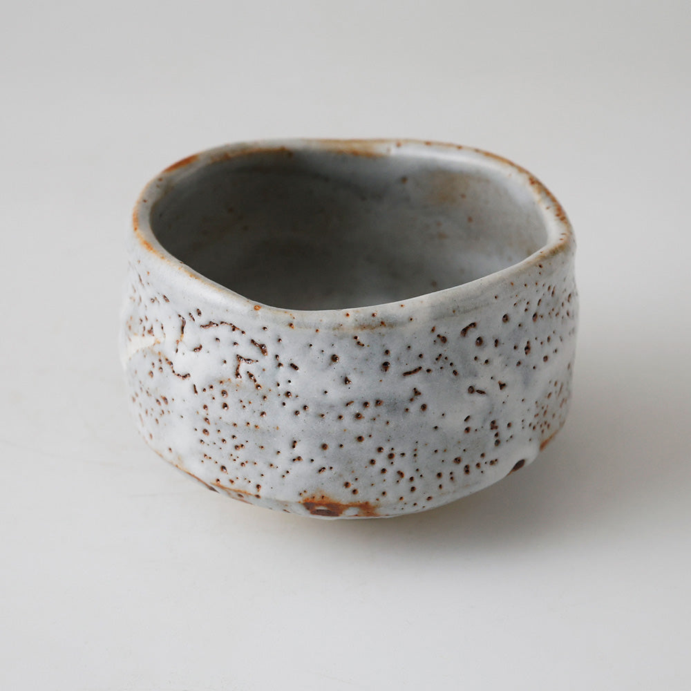 美濃焼窯元 秀山窯 志野茶碗 斜め上から見た図