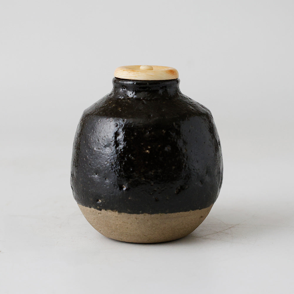 十二代楽吉左衛門 弘入造 黒楽茶入 側面