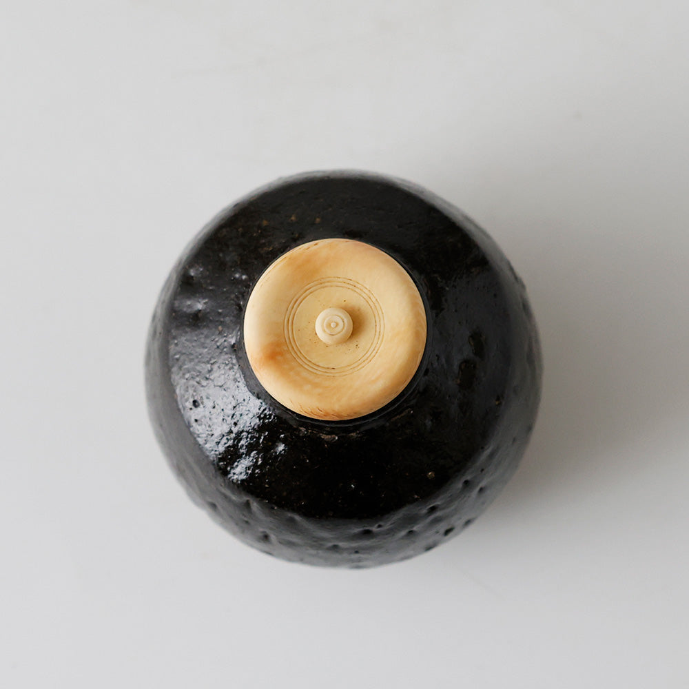 十二代楽吉左衛門 弘入造 黒楽茶入 上面