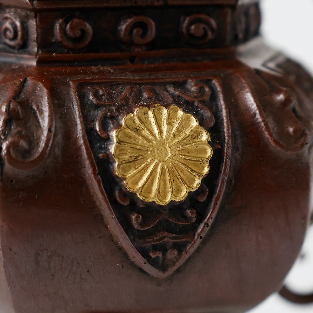 六角象耳菖蒲文 銅製香炉 十六菊金象嵌 拡大図