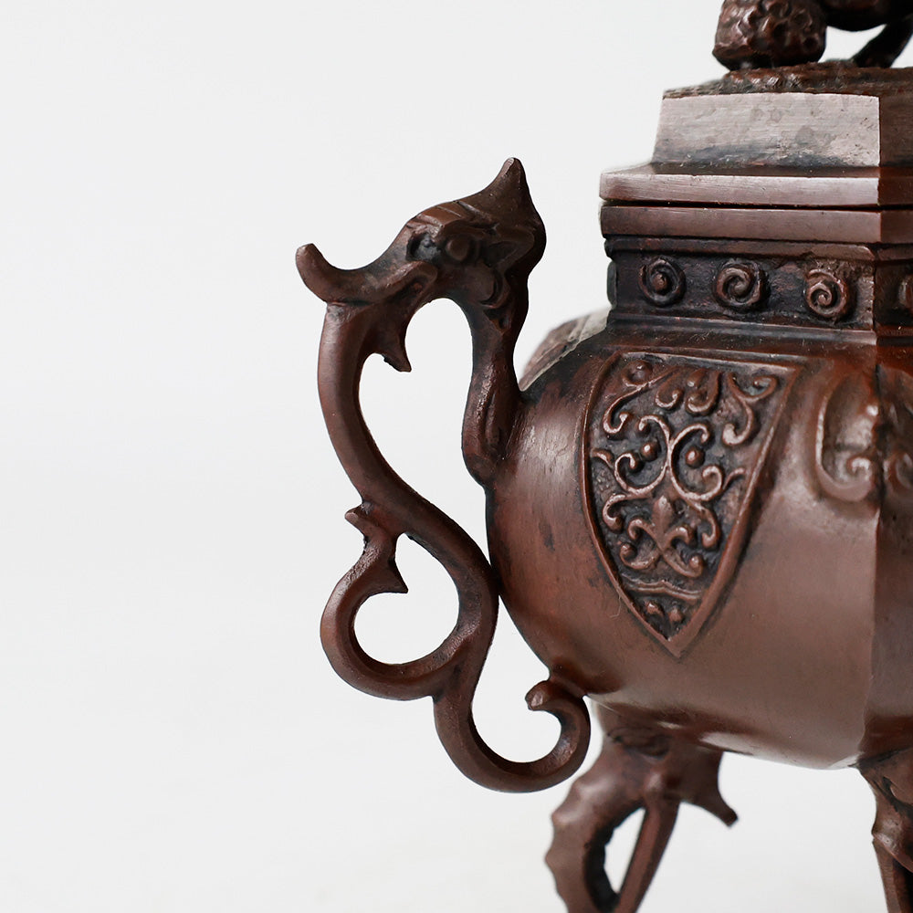 瑞峰堂 栄翠作 御下賜品 六角象耳菖蒲文 銅製香炉 十六菊金象嵌 共箱 黄布 栞 六角象耳菖蒲文 銅製香炉 十六菊金象嵌 – EIKI Re:Finds