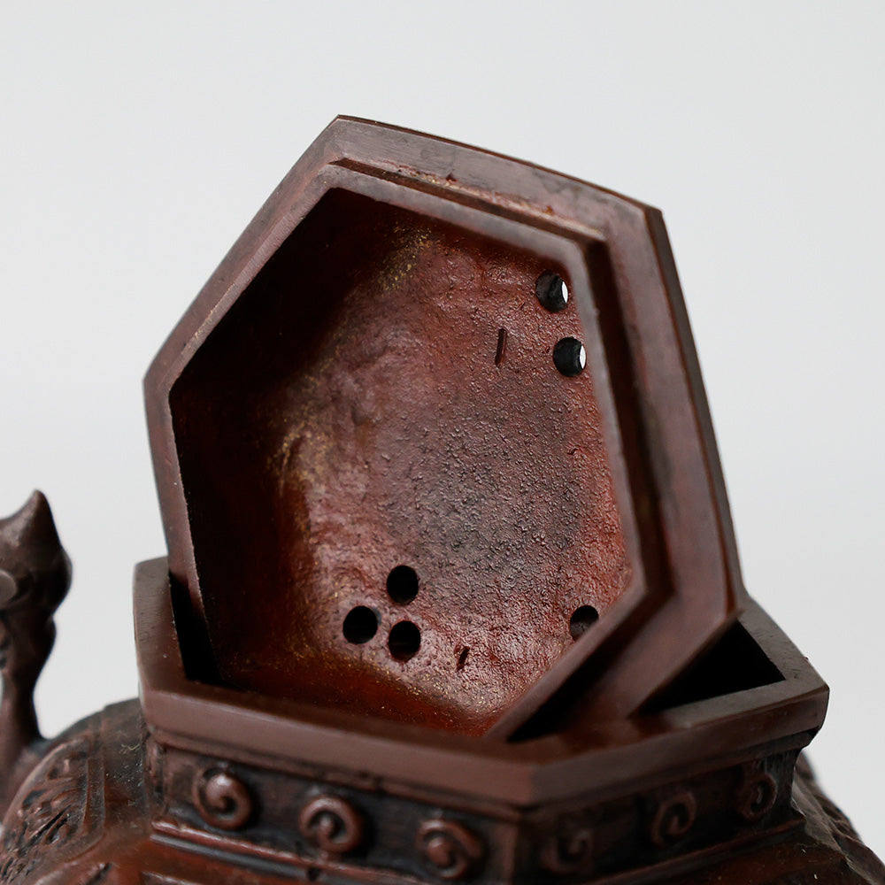 瑞峰堂 栄翠作 御下賜品 六角象耳菖蒲文 銅製香炉 十六菊金象嵌 共箱 黄布 栞 六角象耳菖蒲文 銅製香炉 十六菊金象嵌 – EIKI Re:Finds