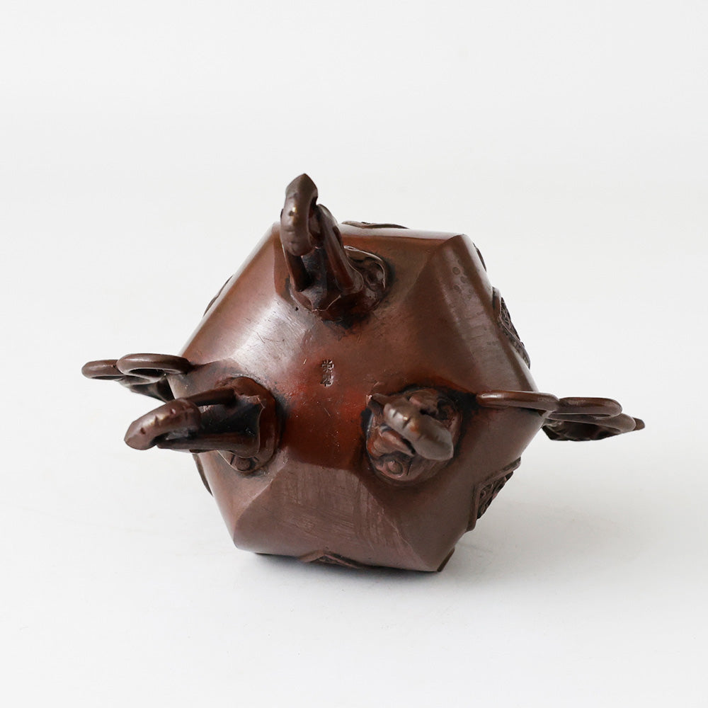 六角象耳菖蒲文 銅製香炉 十六菊金象嵌 底面