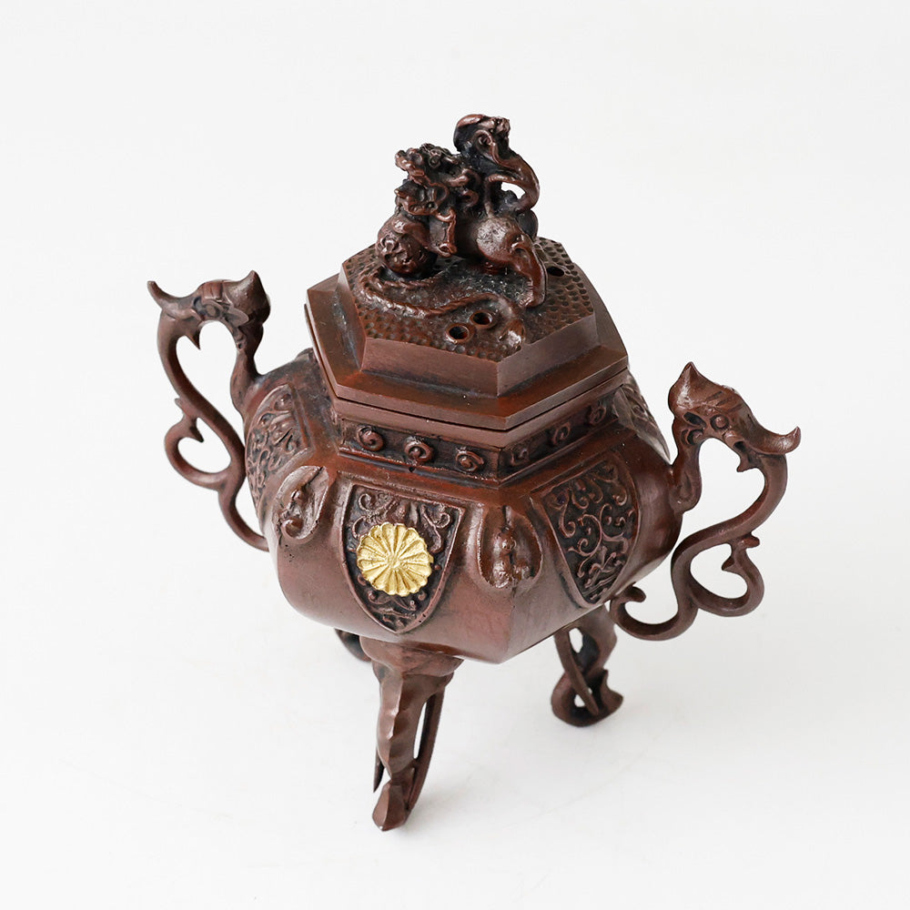 六角象耳菖蒲文 銅製香炉 十六菊金象嵌 上から見た構図