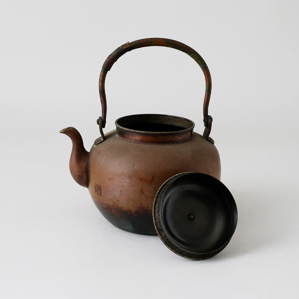 斑紫銅製 銅瓶 水注 蓋を取った図