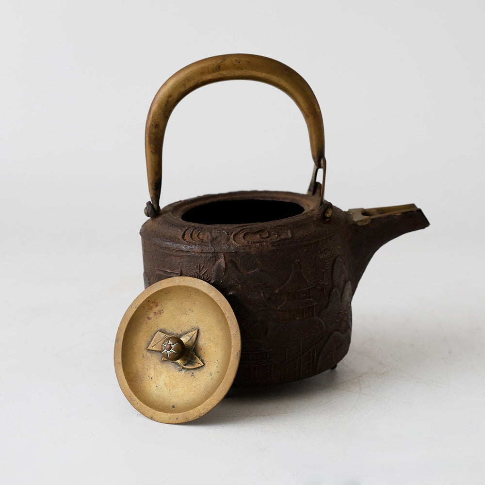 鉄銚子 酒器 山水楼閣文 蓋を取った図